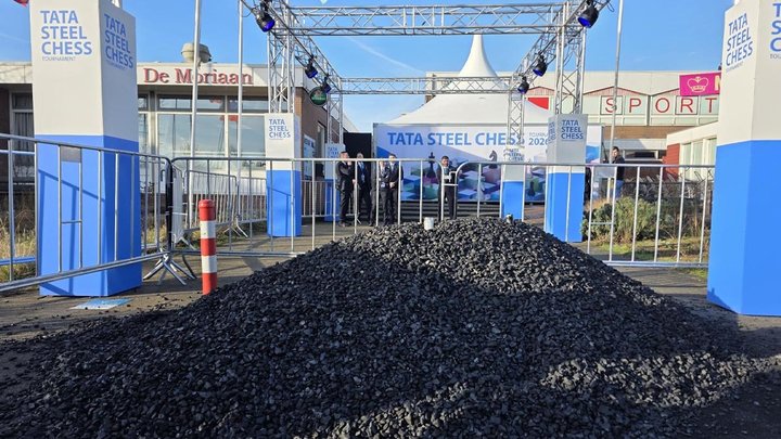 Старт престижного шахматного турнира Tata Steel отложили из-за экоактивистов. Они засыпали площадку тоннами угля