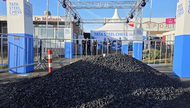 Старт престижного шахматного турнира Tata Steel отложили из-за экоактивистов. Они засыпали площадку тоннами угля