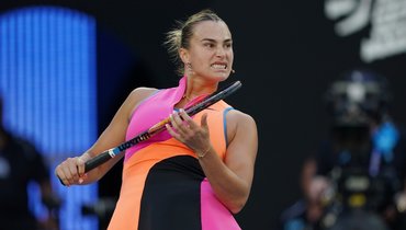 Соболенко вновь развлекается на Australian Open: случайно травмировала своего тренера, ударив по лицу