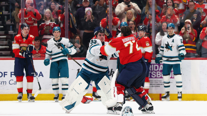 Драка Бобровского: российский вратарь полетел к чужим воротам и устроил потасовку