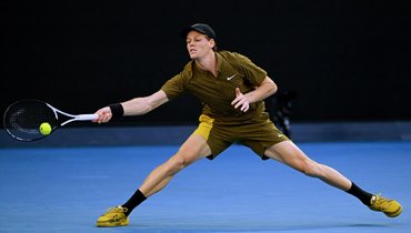 Синнер вышел во второй круг Australian Open, Гастон снялся после второго сета