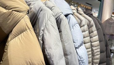 Психолог объяснила, с чем связан новый мем про фетиш на пуховики