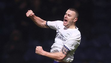 «Главный псих английского футбола». Нападающий «Престона» снова влип в скандал — боднул соперника и удалился