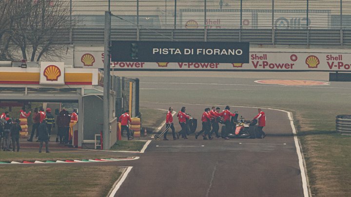 Очередной жуткий провал «Феррари»? Новый болид заглох на первом круге, но в команде уверяют — все в порядке