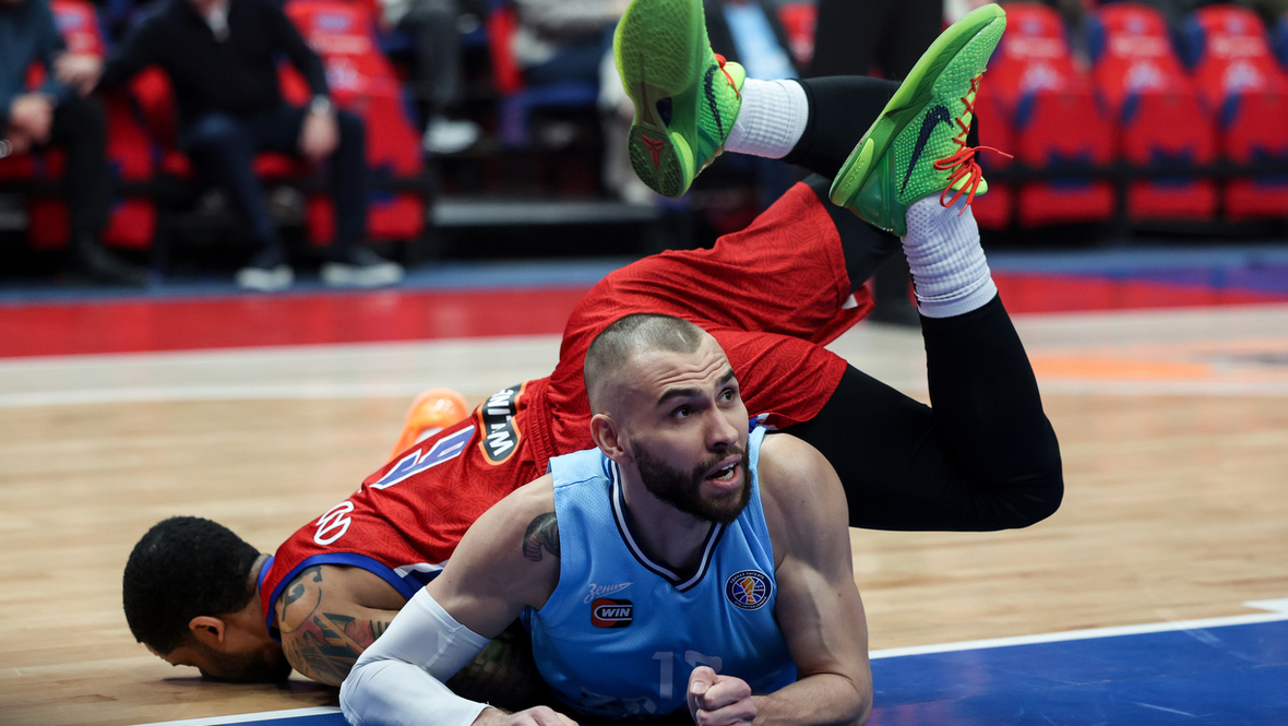 Красные зонтики и неудачный дебют Вергуна: ЦСКА обыграл «Зенит»