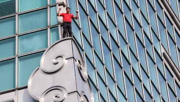 Риск в прямом эфире: скалолаз Хоннольд без страховки взобрался на небоскреб высотой 508 метров