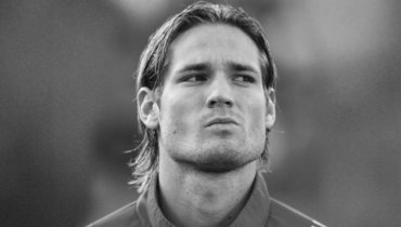 Получил желтую карточку, улыбнулся и рухнул на газон. Врачи не смогли перезапустить сердце