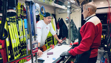 «На «Тур де Ски» подъем был в 5 утра, а заканчивал в 10 вечера». Кто помогает Непряевой и Коростелеву в Европе?