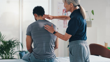 Невролог ответила, может ли мануальный терапевт убрать межпозвонковую грыжу