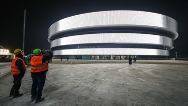 Внутри кипят страсти, вокруг сотни рабочих. В Милане пытаются сдать хоккейную арену к началу Олимпиады