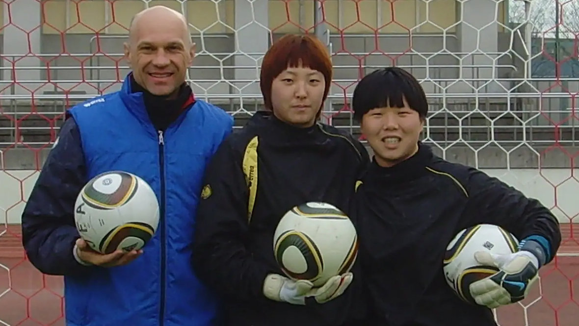 Валерий Сарычев со своими подопечными из «Кangaroos». Справа — Чан Мин Гё, вратарь женской сборной Южной Кореи.
