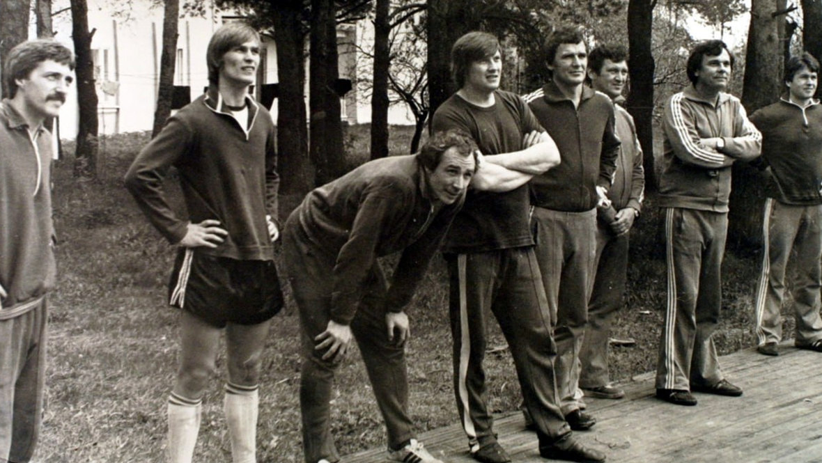 «Торпедо» середины 80-х. Валерий Петраков (второй слева). «Торпедо» середины 80-х. Сергей Петренко, Валерий Петраков, Вячеслав Чанов, Владимир Юрин, врач Анатолий Прояев, тренеры Борис Александров и Валентин Иванов (слева направо).