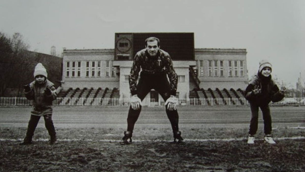 Валерий Сарычев с детьми на стадионе «Торпедо». 1991 год.