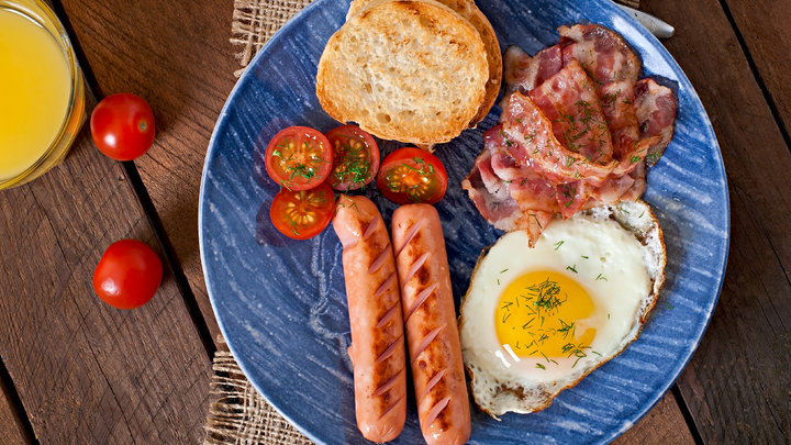 Диетолог ответила, можно ли есть мясо на завтрак