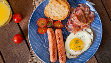 Диетолог ответила, можно ли есть мясо на завтрак