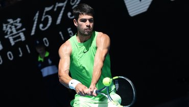 Алькарас в пяти сетах обыграл Зверева и стал первым финалистом Australian Open