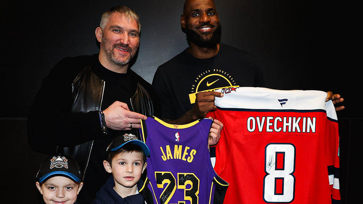 Обычный вечер Овечкина: пришел на матч «Лейкерс», спас Дончича от падения и обменялся джерси с Леброном
