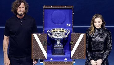 Марат Сафин и Хлоя Грейс Морец представили трофей Australian Open-2026 перед мужским финалом