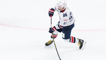 «Металлургу» уже совсем скучно в КХЛ: забил нелепейший гол в свои ворота, но все равно победил