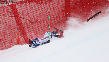 Норвежский горнолыжник вылетел с трассы во время тренировки на Олимпиаде. Его эвакуировали вертолетом