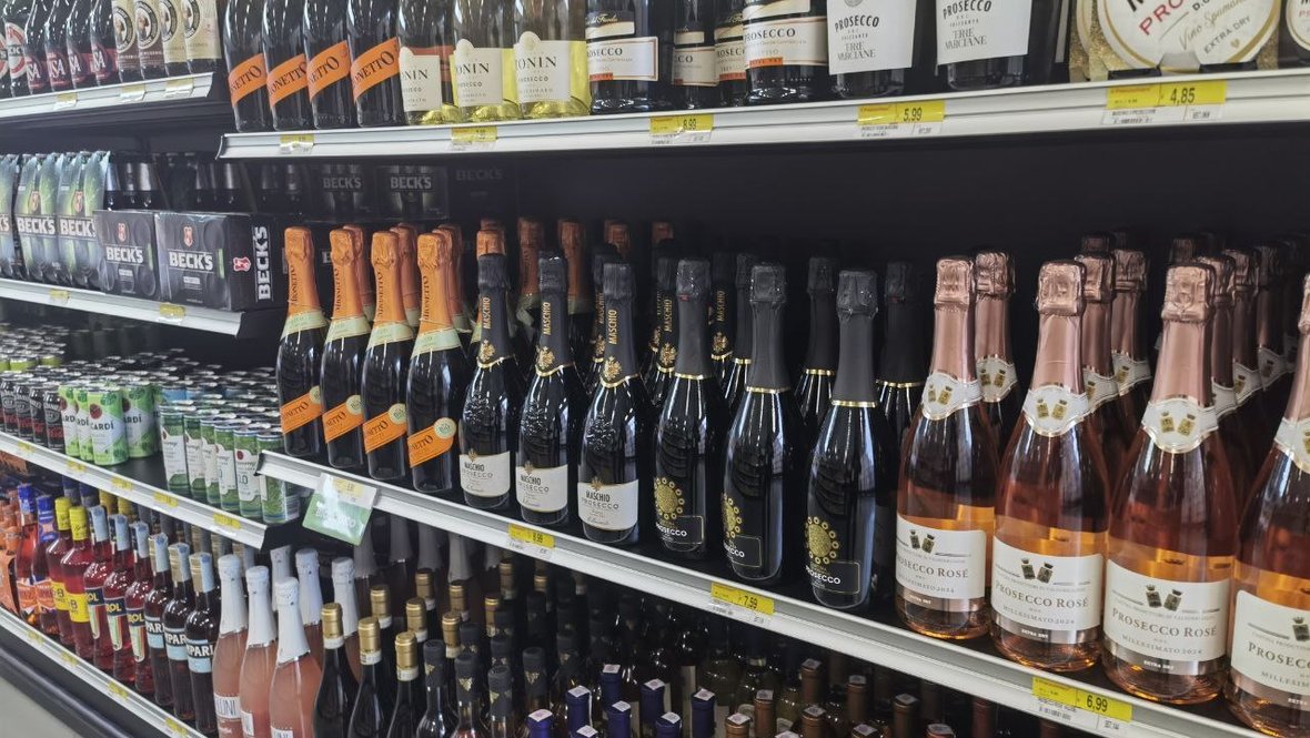 Полки с алкоголем в одном из магазинов Милана*.