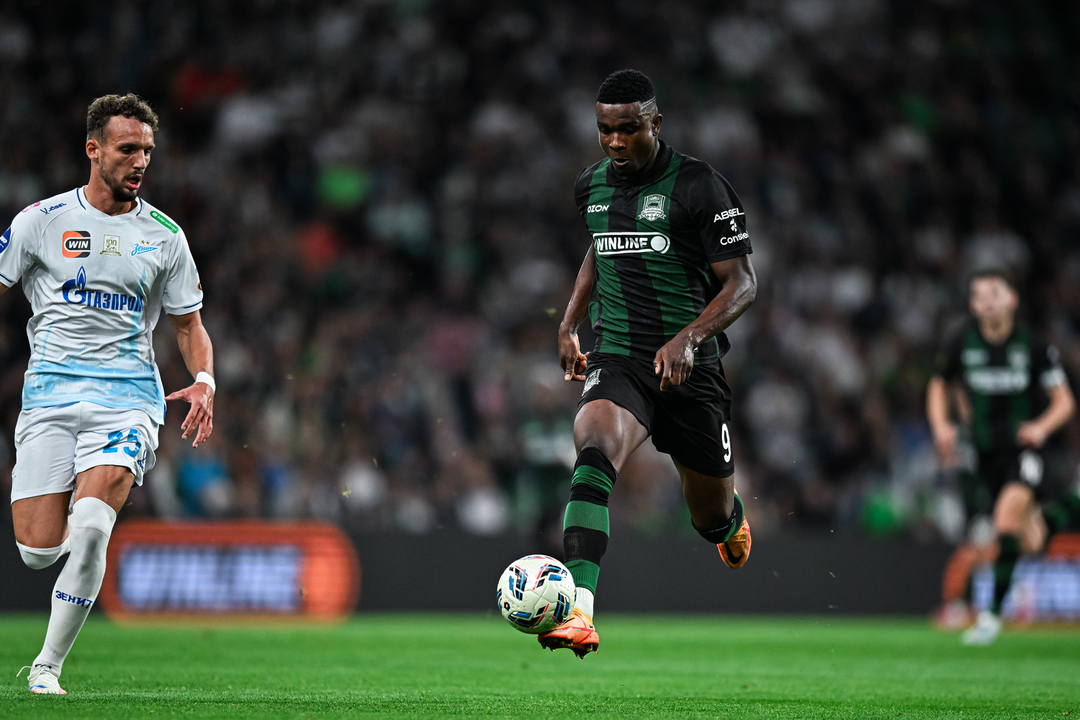 Нападающий «Краснодара» Джон Кордоба (с мячом) в матче против «Зенита».