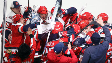 Александр Овечкин с командой празднует победу в матче «Вашингштон» — «Каролина» (4:3 ОТ) 31 января.
