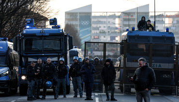 В Италии прошли митинги в первый медальный день Олимпиады-2026.