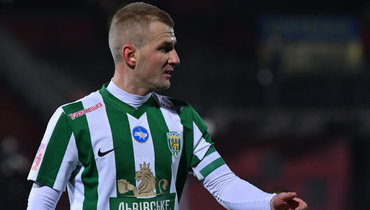 На Украине футболиста лишили капитанской повязки — он давал установку на русском языке