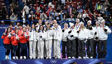 «Сборная Японии подала официальную жалобу на пьедесталы». У фигуристов после награждения повредились коньки