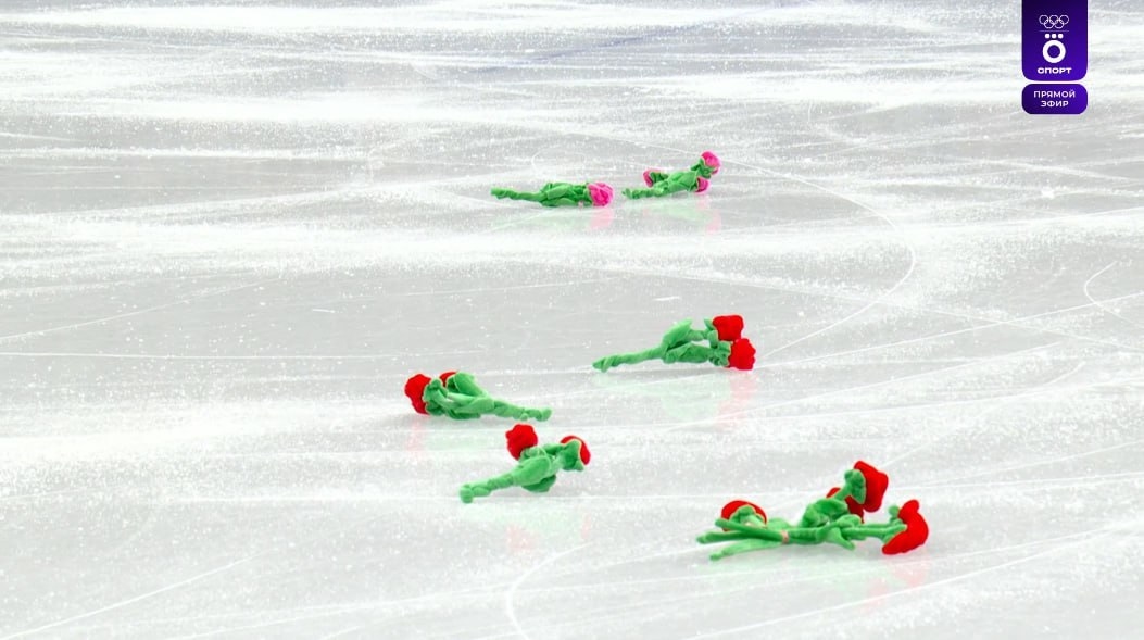 Мягкие игрушки на льду после выступления Петра Гуменника.