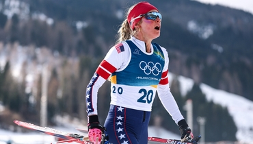 «Это очень больно». Американская лыжница Диггинс сломала ребро при падении в скиатлоне на Олимпиаде