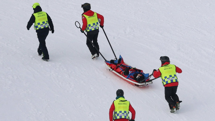 Сноубордистку из Китая госпитализировали после падения на ОИ-2026. Несколько минут она не могла пошевелиться