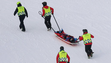 Сноубордистку из Китая госпитализировали после падения на ОИ-2026. Несколько минут она не могла пошевелиться