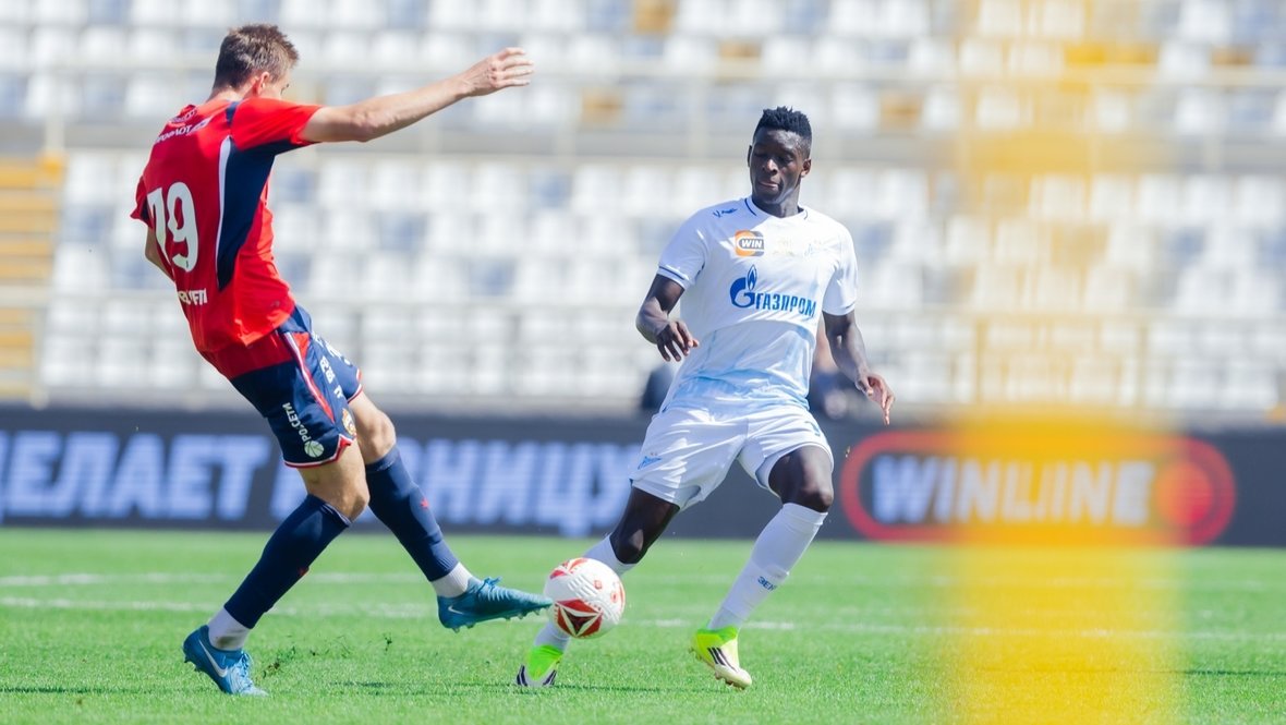 Луис Энрике (справа).