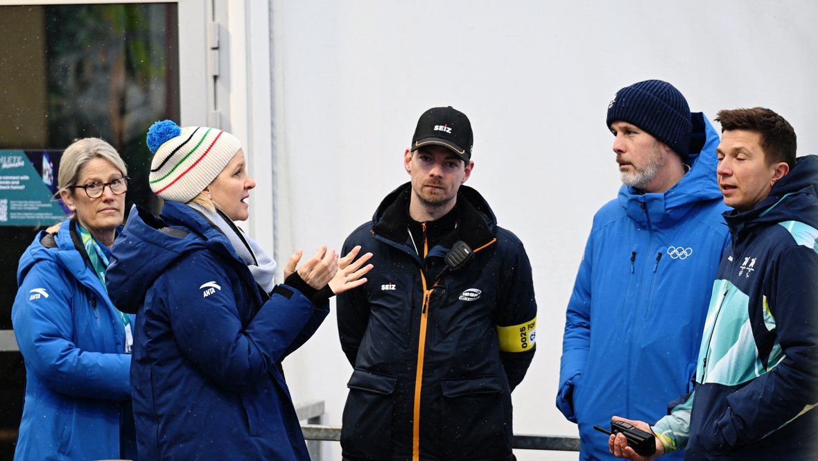 Кирсти Ковентри общается с командой Владислава Гераскевича.