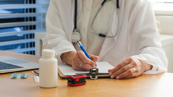 Врач выписывает больничный
