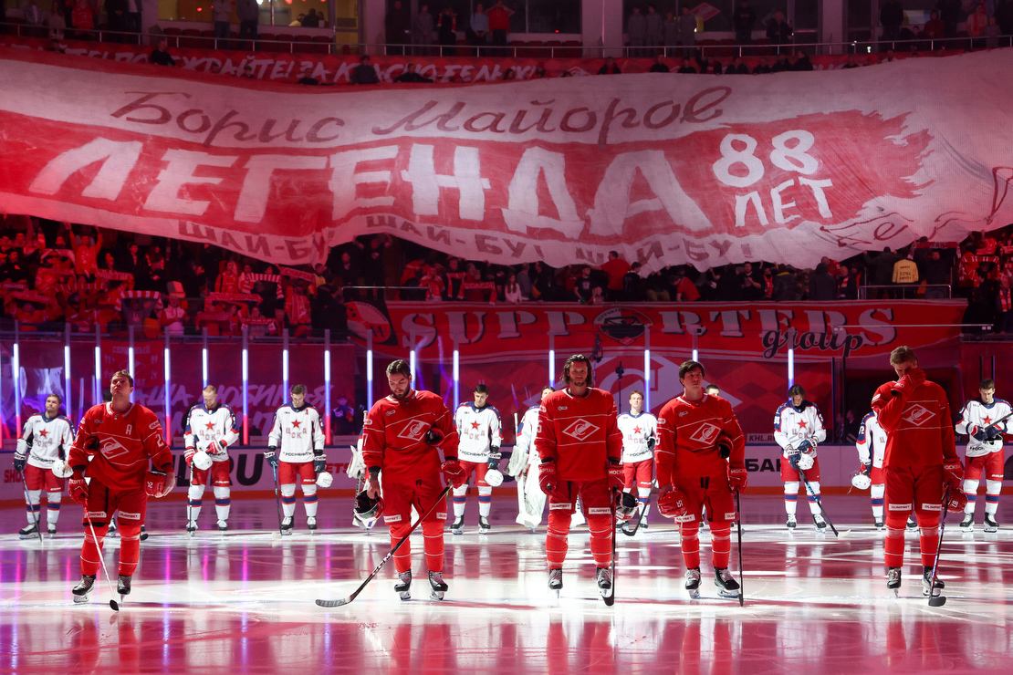 Плакат для Майорова и свинка в руках: «Спартак» проиграл ЦСКА в дерби