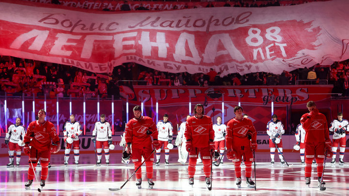 Плакат для Майорова и свинка в руках: «Спартак» проиграл ЦСКА в дерби