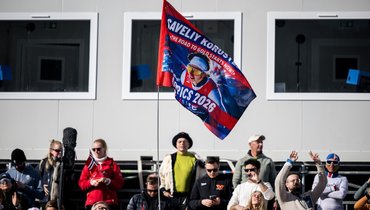 «Ребята по-хорошему в шоке, что самые громкие болельщики из России». Кто поддерживает наших лыжников на Олимпиаде