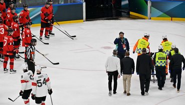 Швейцарскую звезду увезли на носилках после хита партнера Овечкина. Канадцы всей командой вышли на лед проводить травмированного
