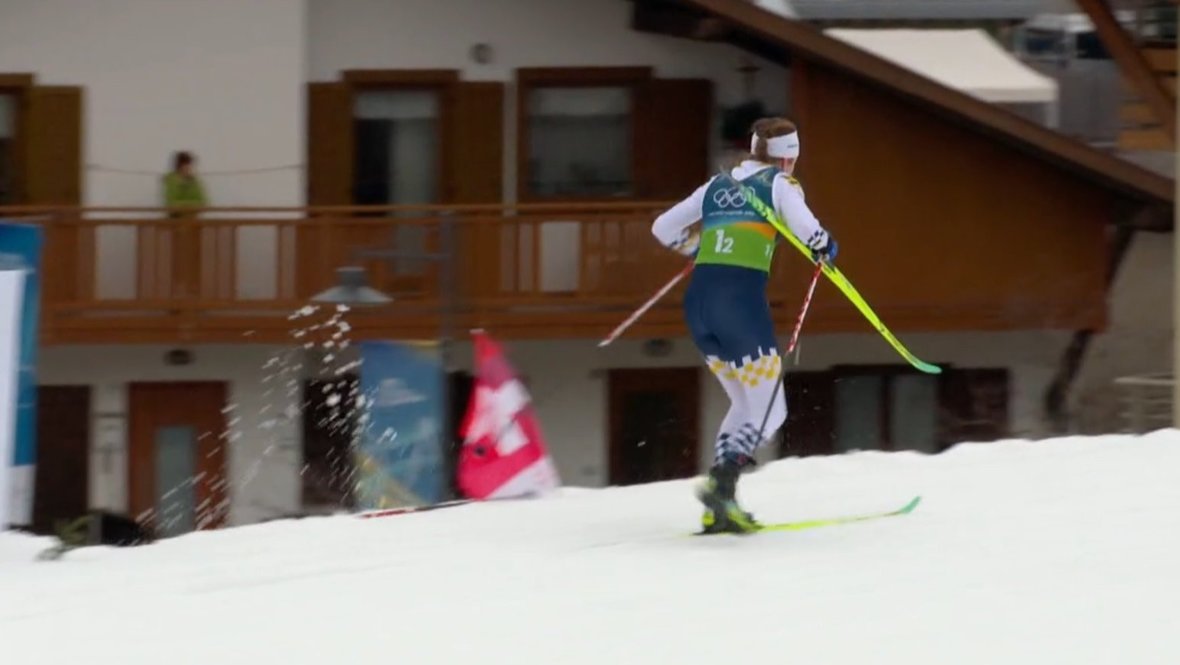 Эбба Андерссон едет на одной лыже.