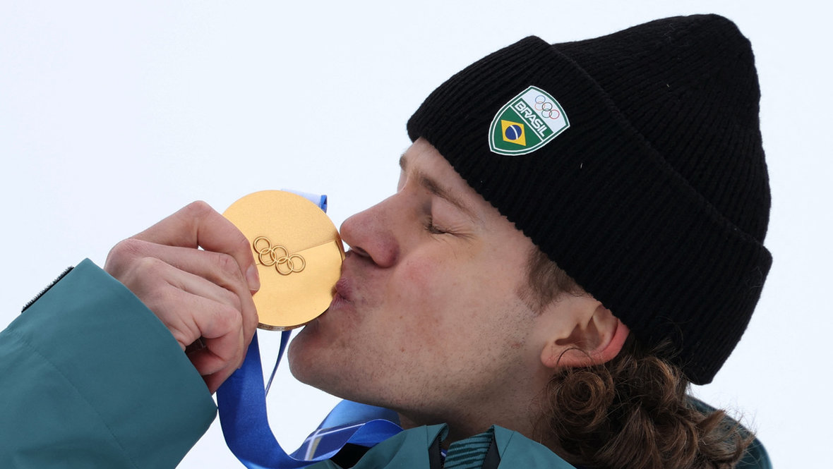 Олимпиада 2026: бразильский горнолыжник Лукас Бротен стал первым чемпионом Зимних Игр из Южной Америки