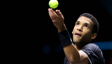 Бублик проиграл Оже-Альяссиму и не сумел выйти в финал турнира в Роттердаме