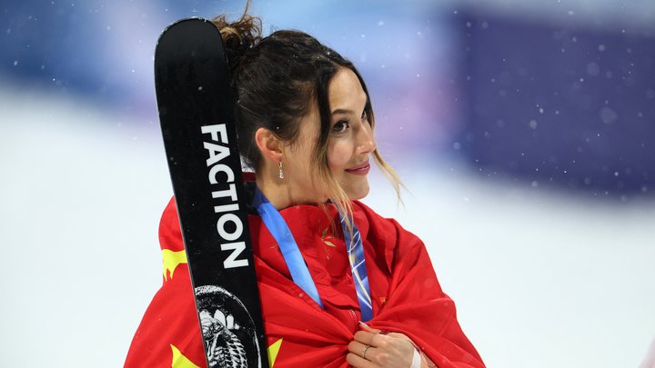 Самая богатая спортсменка Олимпиады-2026 вновь осталась без золота. Китайская фристайлистка Эйлин Гу опять вторая
