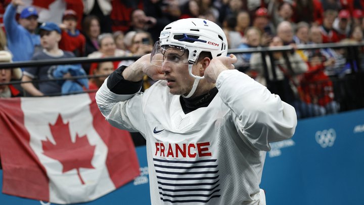 Стыд и позор французов: они отстранили своего же игрока, который победил в драке с канадцем!