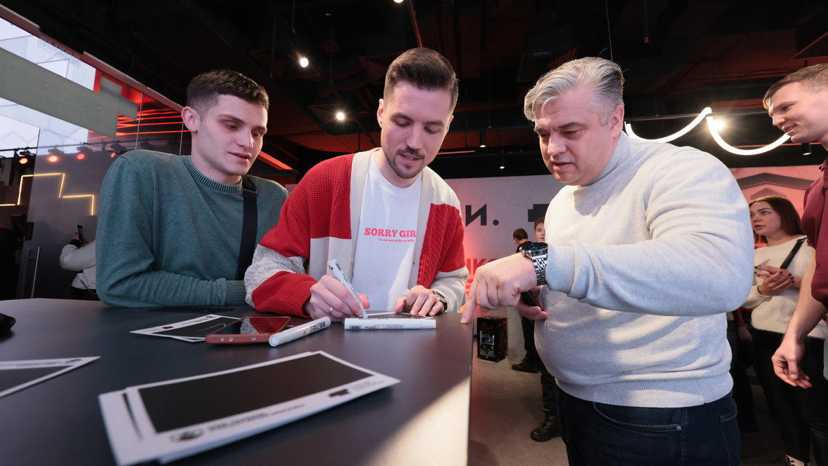 DemaKput на автограф-сессии.