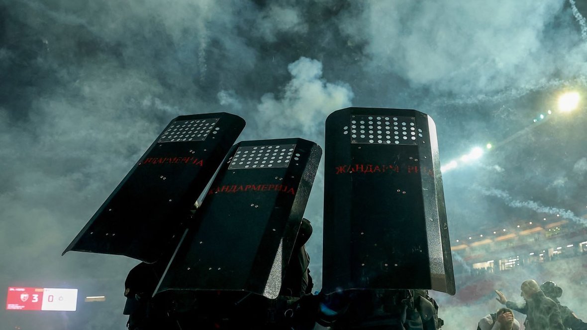 Игроки «Партизана» покинули поле после матча с «Црвеной Звездой» в сопровождении полиции.
