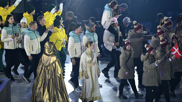 Непряева на плечах Коростелева: фото церемонии закрытия Олимпиады