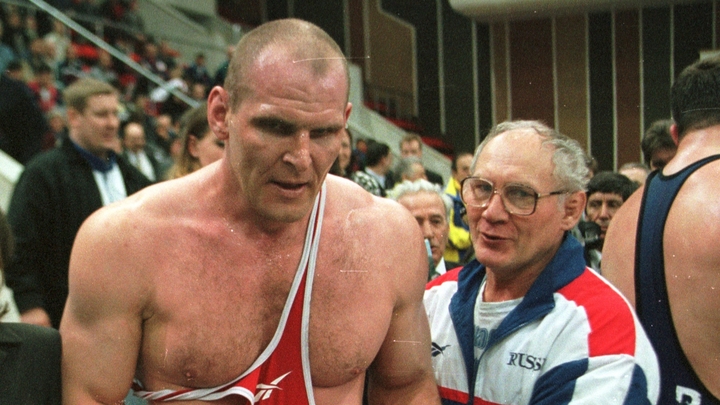 «Саша в первой же схватке сломал ребро. Но смог провести еще три и выиграл ЧМ». Виктор Кузнецов — о подвигах Карелина на ковре